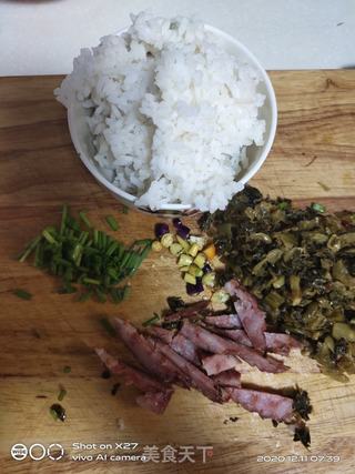 香肠酸菜炒饭的做法步骤：1