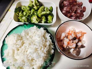 #虾仁西蓝花香肠炒饭的做法图解2
