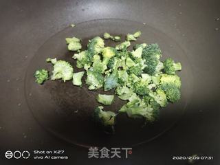 #虾仁西蓝花香肠炒饭的做法图解3