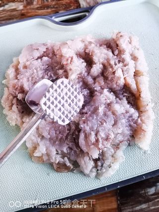 相似度极高的荔枝虾球的做法步骤:5