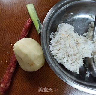 土豆腊肠炒饭的做法步骤：1