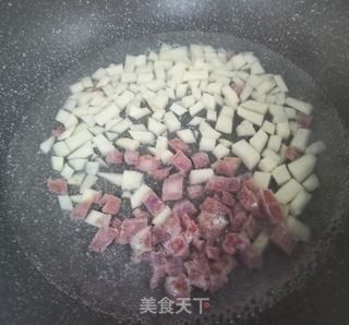 土豆腊肠炒饭的做法步骤：3