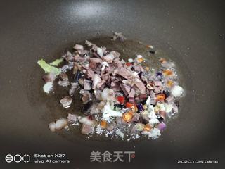 花菜肉丁炒饭的做法步骤：2