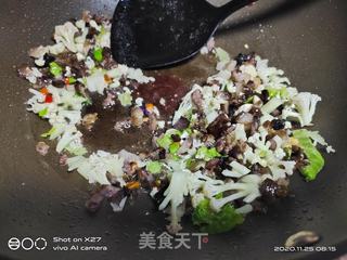 花菜肉丁炒饭的做法步骤：3