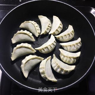 荠菜煎饺的做法步骤：8