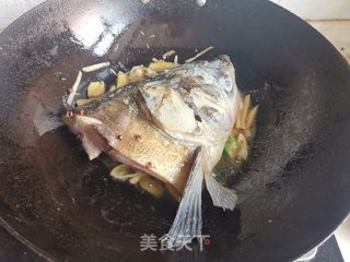 砂锅鱼头煲的做法步骤:3