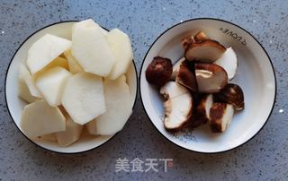 香菇枸杞烧萝卜的做法步骤:2