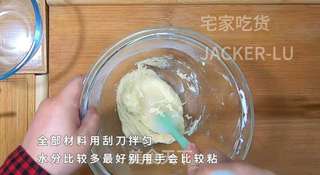 免揉小餐包,亮闪闪黄油,让人食欲大增,配一杯牛奶就是早餐了。的做法步骤:2