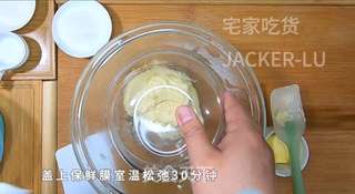 免揉小餐包,亮闪闪黄油,让人食欲大增,配一杯牛奶就是早餐了。的做法步骤:3