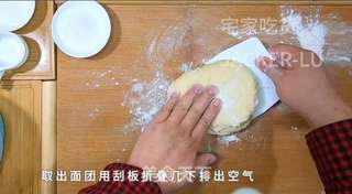 免揉小餐包,亮闪闪黄油,让人食欲大增,配一杯牛奶就是早餐了。的做法步骤:4