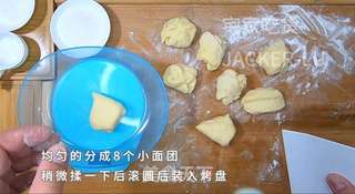 免揉小餐包,亮闪闪黄油,让人食欲大增,配一杯牛奶就是早餐了。的做法步骤:5