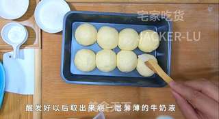 免揉小餐包,亮闪闪黄油,让人食欲大增,配一杯牛奶就是早餐了。的做法步骤:7