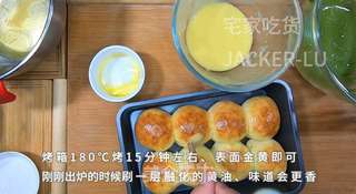 免揉小餐包,亮闪闪黄油,让人食欲大增,配一杯牛奶就是早餐了。的做法步骤:8