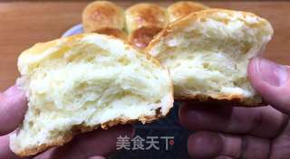 免揉小餐包,亮闪闪黄油,让人食欲大增,配一杯牛奶就是早餐了。的做法步骤:9