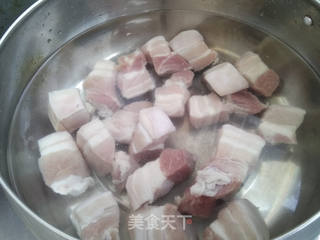 炖五花肉鸡蛋的做法步骤:2