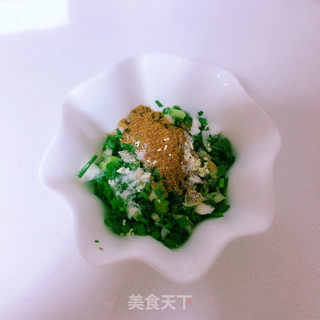 肉松葱油饼的做法步骤：1