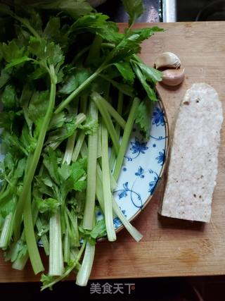 香芹炒肉饼的做法步骤：1