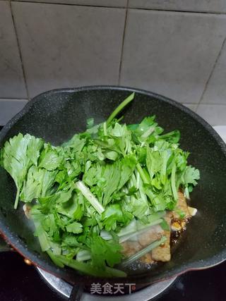 香芹炒肉饼的做法步骤：5