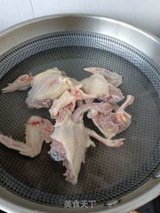 口蘑炖鸽子的做法步骤:2