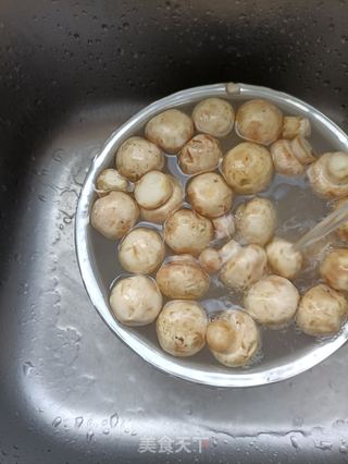 口蘑炖鸽子的做法步骤:6