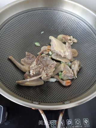 口蘑炖鸽子的做法步骤:9