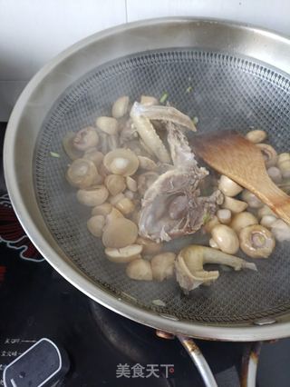 口蘑炖鸽子的做法步骤:11