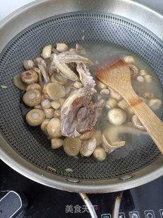 口蘑炖鸽子的做法步骤:12