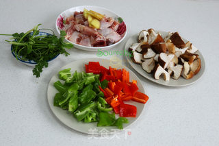 香菇炖鸡肉的做法步骤:2