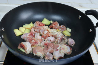 香菇炖鸡肉的做法步骤:3