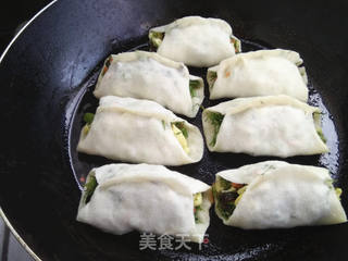 木耳茴香鸡蛋馅锅贴的做法步骤:11