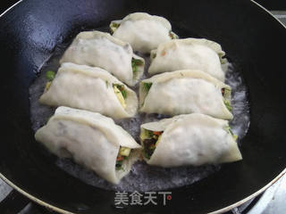 木耳茴香鸡蛋馅锅贴的做法步骤:12