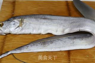 煎带鱼的做法步骤：1