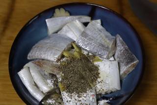 煎带鱼的做法步骤：3