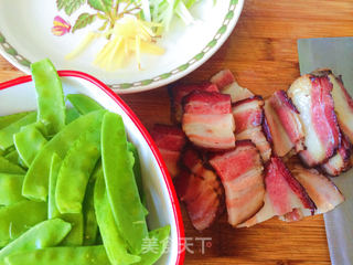 腊肉炒荷兰豆的做法步骤:2