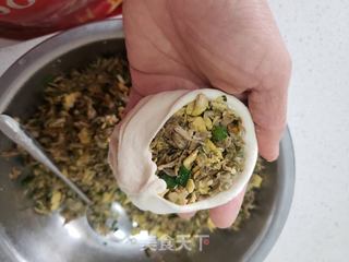 槐花鸭蛋包子的做法步骤:11