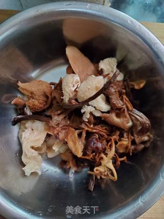 菌菇白萝卜炖鸡块的做法步骤:2
