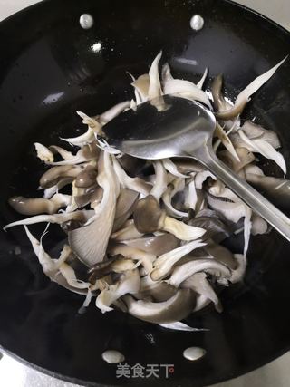 清炖平菇的做法步骤:2