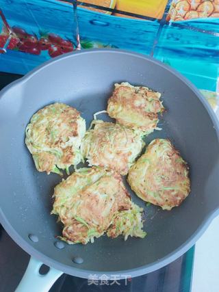 黄油虾仁煎菜饼的做法步骤:7