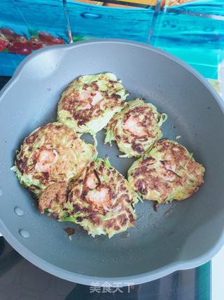 黄油虾仁煎菜饼的做法步骤：8