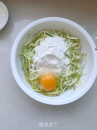黄油虾仁煎菜饼的做法步骤:4
