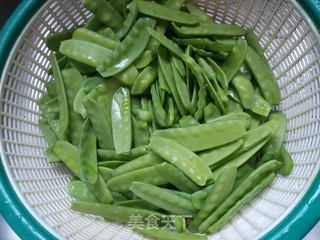 木耳炒荷兰豆的做法步骤:2