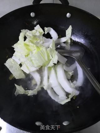 酸菜炖白菜粉条的做法步骤:2