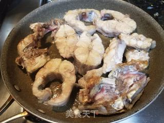 酱烧茄子鲶鱼煲的做法步骤:2