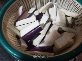 酱烧茄子鲶鱼煲的做法步骤:3