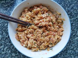 酸菜猪肉馅水饺的做法步骤:3
