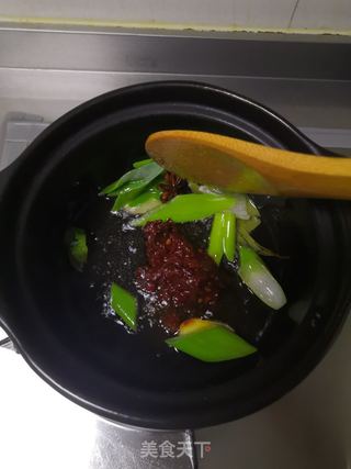 芋头时蔬炖鸡腿的做法步骤:2