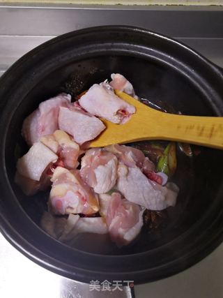 芋头时蔬炖鸡腿的做法步骤:4