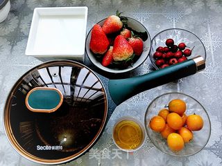 圣诞美味蜜汁水果炖牛奶的做法步骤：1