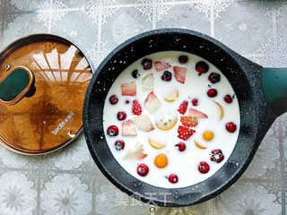 圣诞美味蜜汁水果炖牛奶的做法步骤:4