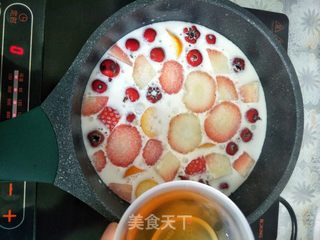 圣诞美味蜜汁水果炖牛奶的做法步骤:7